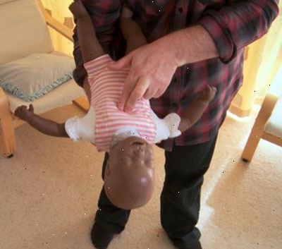 Hur man gör första hjälpen på en kvävning bebis. Leta efter följande tecken på kvävning och följa dem, även om du inte bevittnade barnet sätter något i munnen.