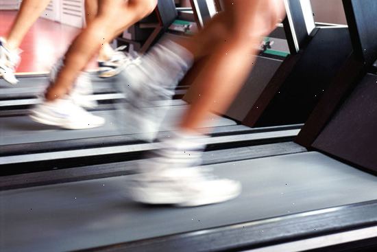 Hur man passera tid medan du gör cardio. Tänk vilken typ av underhållning aktiviteter du föredrar när du tränar och om de är en bra passform för din träning.