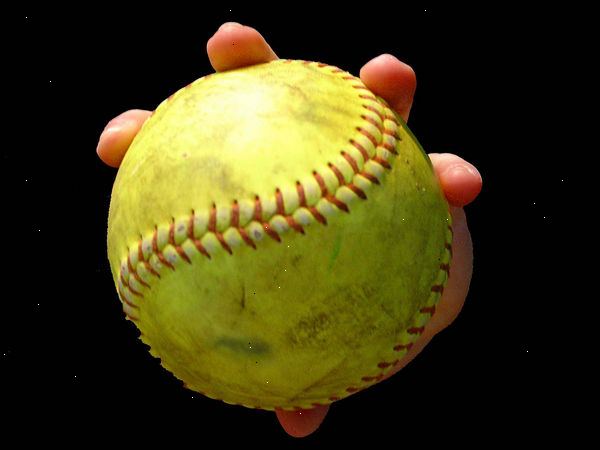 Hur att kasta en snabb stigning softball. Om du är naturligtvis högerhänt, hålla bollen i höger hand med din index, mellersta, ring, och små fingrar på en rak söm, medan din tumgrepp den raka sömmen på motsatt sida av bollen.
