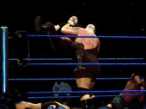 Hur chokeslam en motståndare som Kane. Ta din motståndare genom halsen med din svaga arm.
