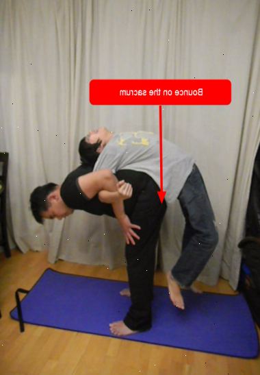 Hur knäcka ryggen. Försök sträcka på ryggmusklerna utan sprickbildning din ryggrad.