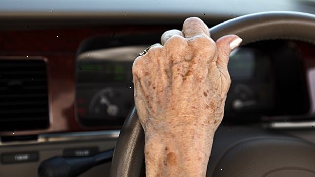 Hur man hjälper en äldre person att köra mindre. Prata med den person vars körning berör dig.