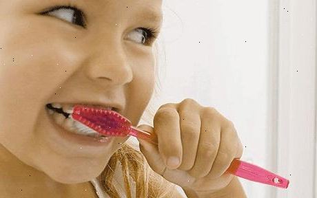 Hur undviker karies. Borsta tänderna varje morgon.