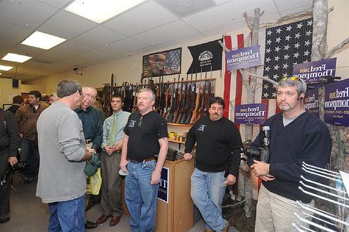 Hur köper en pistol i Missouri. Leta efter gun återförsäljare i ditt område och betala dem ett besök.