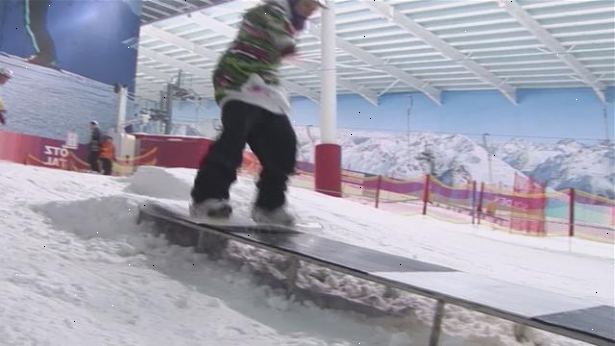 Hur man gör en boardslide på en snowboard. Välj en liten funktion (box eller järnväg) att lära sig på.