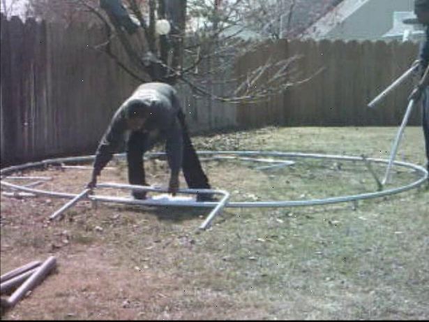 Hur man bygger en studsmatta. Öppna dina lådor och lägga ut alla dina trampolin ramdelar.
