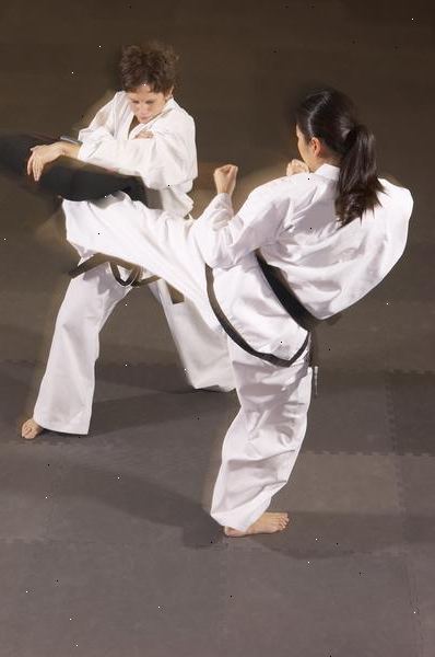 Hur man levererar en roundhouse kick i tae kwon do. Börja med kamrar ditt ben:.
