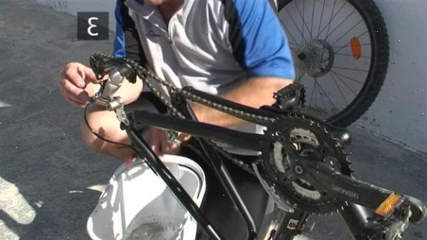 Hur att upprätthålla en mountainbike. Avlägsna tillbehör på toppen av styret.
