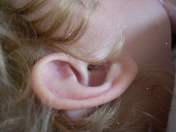 Hur tar man bort vattnet ur öronen. Se till att det finns vatten i öronen.
