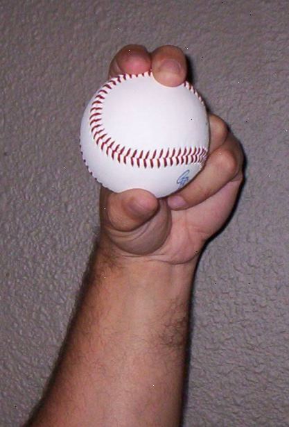 Hur man kasta en curveball. Börja med att lära sig att kasta en grundläggande kurva boll.