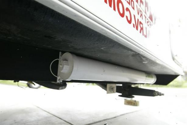 Hur man gör en bajs tube. Klipp en bit 4-tum (10-cm) PVC-röret till den önskade längden.