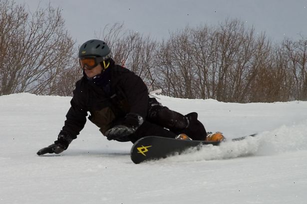 Hur man utför en tälja på en snowboard. Börja på en kulle med en måttlig lutning.