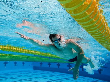 Hur att simma fri stil korrekt. Dra med armarna, omväxlande vänster och höger.