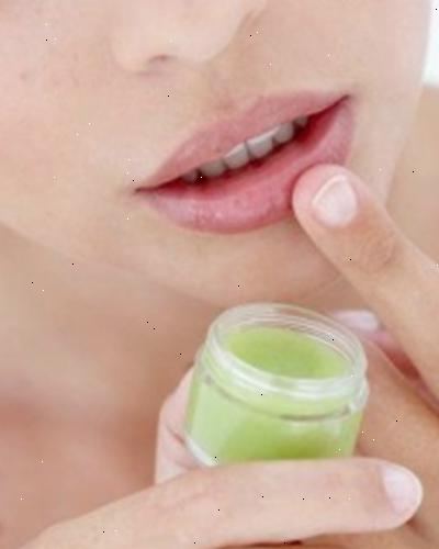Hur att exfoliera läpparna. Blanda lite olivolja med lite socker i en liten skål.