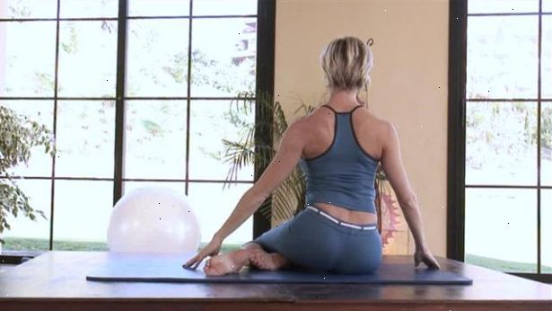 Hur kan man stärka din rygg med pilates. Förbered för katten stretch.