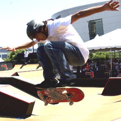 Hur man ska utföra en 360 flip på en skateboard. Vet hur man gör en och BS shove-it.