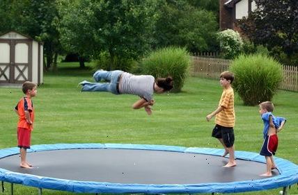 Hur man gör trampolin tricks. Lär dig de viktigaste studsmattan grundläggande drag.