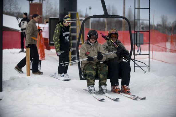Hur får man på en skidlift med en snowboard. Släpp din bakre fot från dess bindning.