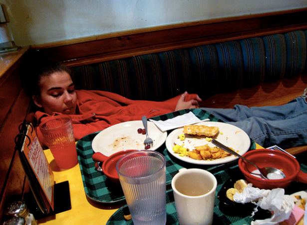 Hur kan man undvika dåsighet efter lunch. Förstå vad det är som förmodligen gör att du känner dig sömnig efter lunch.