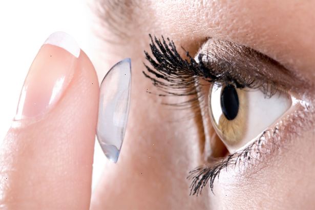 Hur ta hand om kontaktlinser. Skaffa kontakter genom att gå till en ögonläkare, som har ögonen kontrolleras, och beställa kontakter rätt recept.