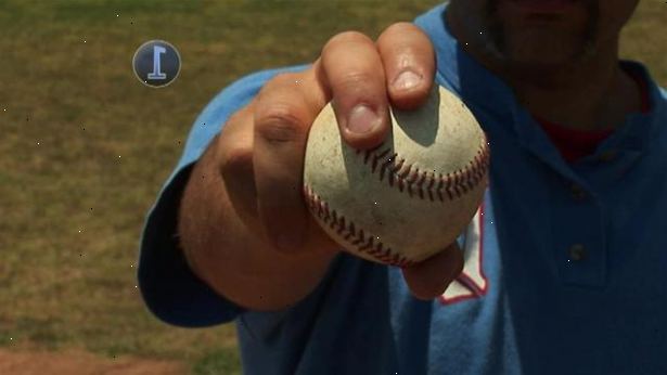 Hur att kasta ett skjutreglage. Ta tag i baseball med ditt index och fingrar mitten placeras tätt tillsammans över en yttre söm på bollen.