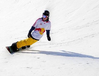 Hur man gör en snowboard tur. Börja på din häl sidan med knäna böjda utåt.
