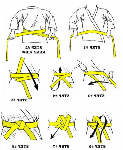 Hur man knyter en karate bälte. Börja med att placera bältet framför kroppen framför din navel, korta avsnitt av bandet till höger.