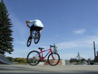 Hur man gör en mountain bike hop bunny. Du måste kunna få upp framhjulet från marken.