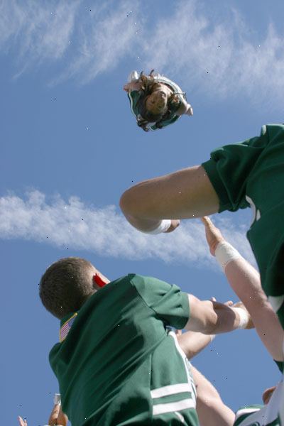 Hur man blir en bättre cheerleader. Förbättra dina tumlande / hopp.