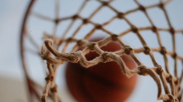 Hur att hitta ett spel pickup basket. Identifiera platser nära dig som har öppna basketplaner, såsom en lokal park, en stad rekreation center, eller en skola gymnasium.