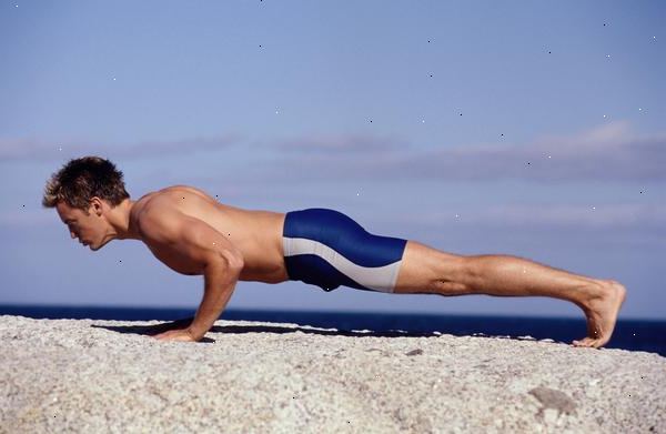 Hur man arbetar ut deltoids utan vikter. Få på dina händer och knän på en yogamatta.