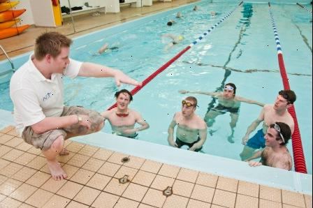 Hur man skriver planer simma lektion för nybörjare simmare. Bestäm vilken kompetens är mest åldersanpassad att lära dina nybörjare simmare på en daglig basis.