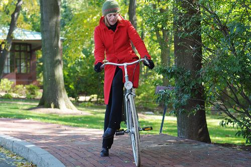 Hur att demontera från en cykel. Från sittande ställning, trampa på den ena sidan lutar sedan framåt för att stå upp för att pedalen samtidigt lyfta rumpan från sätet.