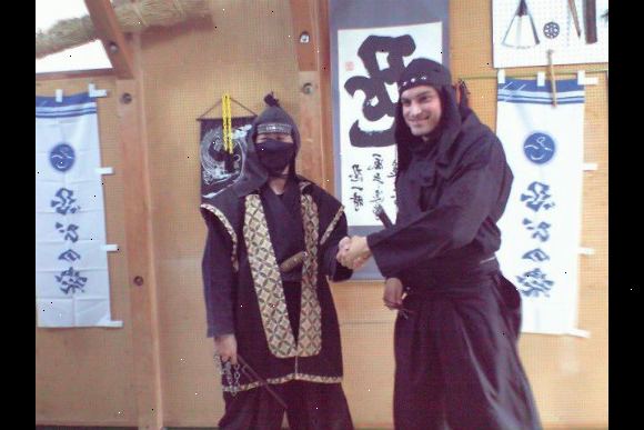 Hur man lär ninja tekniker. Stealth först, kanske du behöver några kläder som passar miljön omkring dig, om du tror att du kan göra utan.