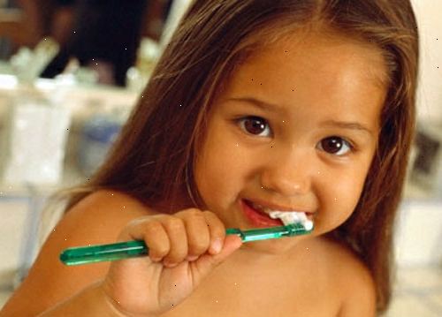 Så för att hålla dina barn borstar tänderna. Se till att ditt barn kan nå diskhon.