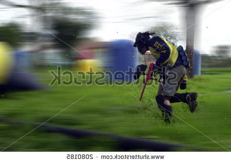 Hur man börjar spela paintball. Få en bra pistol eller överväga att hyra utrustning från en paintball arena.