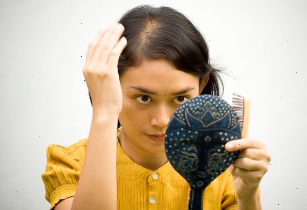 Hur man ska behandla håravfall. Utvärdera ditt håravfall genom att titta på dig själv i en spegel.