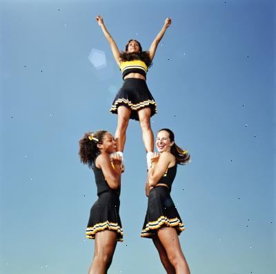 Hur komma i form för cheerleading. Få en vattenflaska eller två att dricka när du tränar, eftersom hydrering är mycket viktigt under träningen.