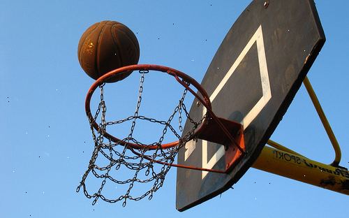 Hur man spelar tight omkrets försvar i basket. Innan dina motståndare inkommande basket, identifiera exakt vem det är du är att försvara.