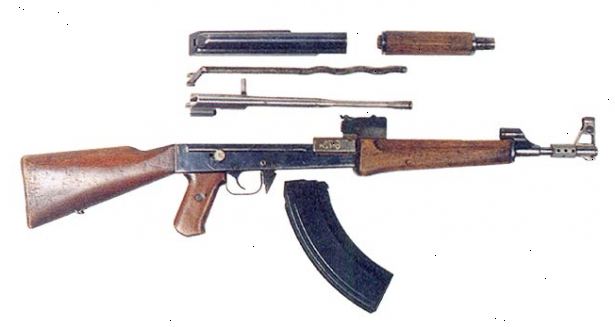 Hur ta isär en AK 47. Se till att skjutvapnet är oladdat, och magasinet avlägsnas.
