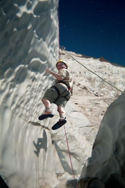 Hur börja glaciären klättring. Ta en säkerhets kurs för att lära sig de bästa metoderna för glaciären klättring.