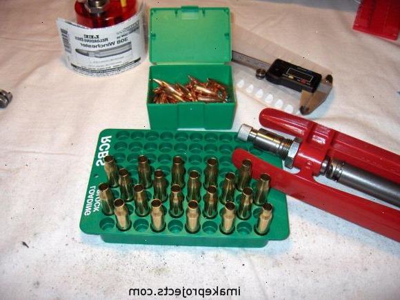 Hur att ladda ammunition. Kontrollera mässing fall för defekter och kasta alla som har sprickor eller stora bucklor eller utbuktningar.