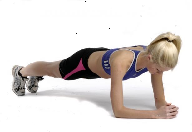 Hur man utför plankan övningen. Ligg nedåt på en yogamatta i en push-up position.