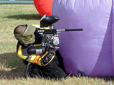 Hur får man in i en bra position i paintball. Precis i början, gå mot den närmaste bunkern till ormen (ormen är en lång bunker som sträcker mesta av fältet) eller rätt off paus (start) bara köra din röv på det.