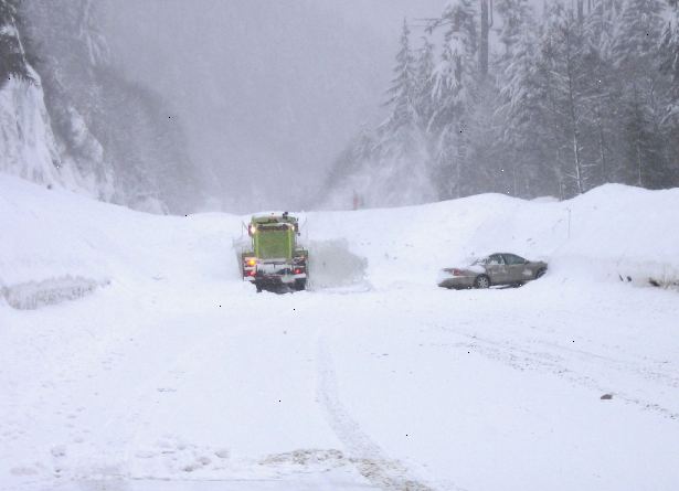 Hur man överlever en snöstorm. Lämna inte din bil, eller du kommer att bli lätt förloras.