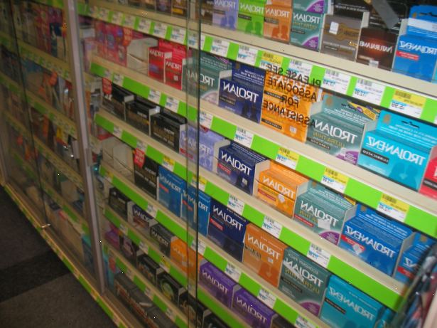 Hur att köpa kondomer. Ta reda på om din partner har en allergi mot latex.