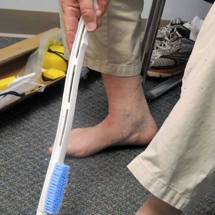 Hur kan man kontrollera fötter för komplikationer av diabetes. Använd en spegel för att undersöka dina fötter.