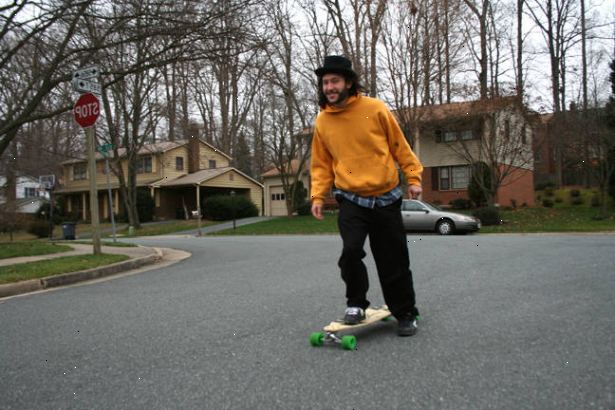Hur man stoppar en skateboard. Going med normal hastighet, bara hoppa åt sidan (minst farliga) i din styrelse.