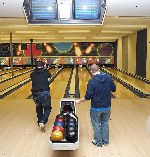 Hur förbättra din bowling poäng (för avancerade spelare). Om du använder en reaktiv eller partikel bowlingklot och reaktionen är inte tillräckligt, prova scooting en eller två skivor till höger.