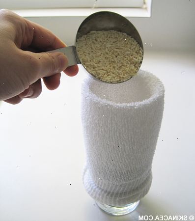 Hur man gör en ris strumpa. Använd en tjock atletisk typ strumpa, så säd inte fastnar igenom.